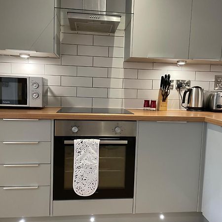 שפילד Stylish And Modern 2Br Apartment With Parking מראה חיצוני תמונה