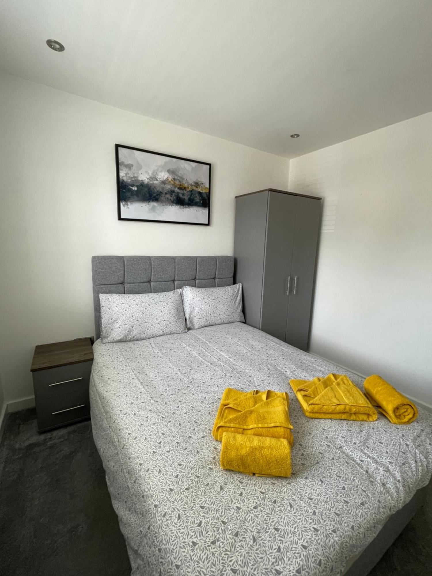 שפילד Stylish And Modern 2Br Apartment With Parking מראה חיצוני תמונה